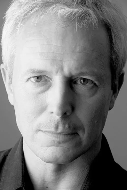 Jeremy Flynn interpretando a James Brine