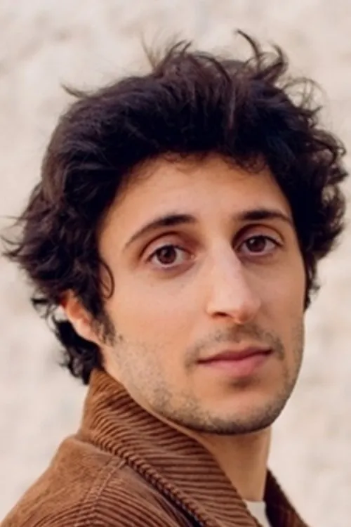 Jeremy Lewin interpretando a Maître Francis Chouraqui