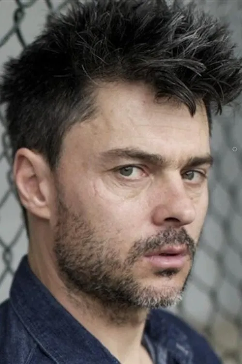 Jérôme Huguet interpretando a Ryan Vialet