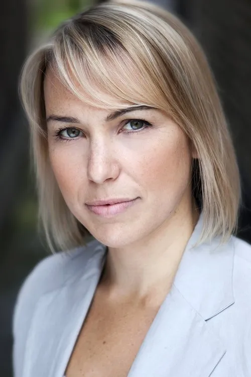 Jess Collett interpretando a Hanna