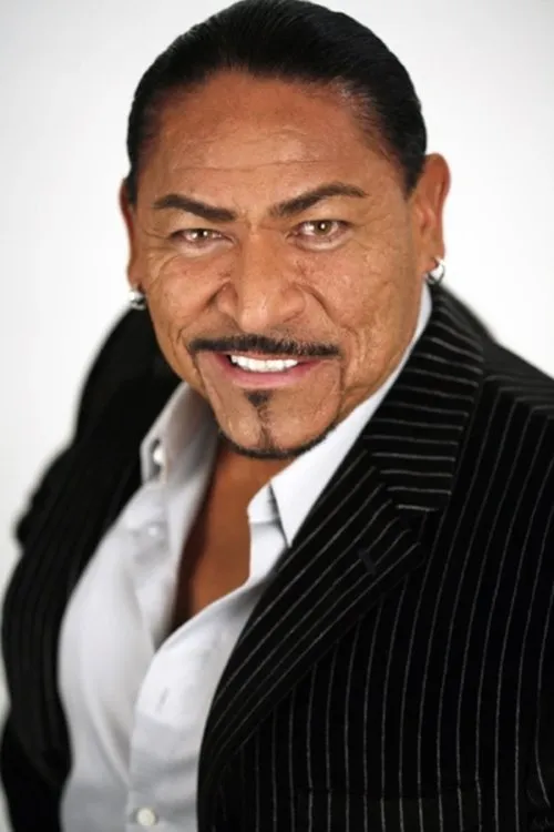 Jesse James Youngblood interpretando a Bronco