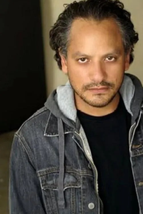 Jesse Perez interpretando a The Attendant