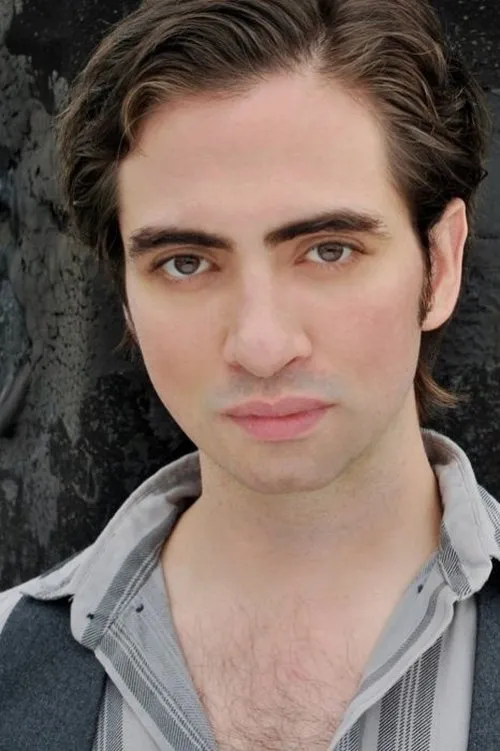 Jesse Roche interpretando a Peter