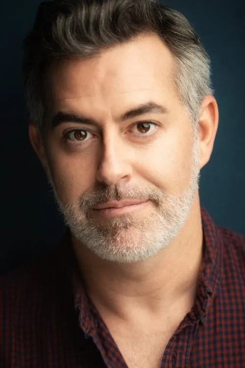 Jesse Sharp interpretando a Mike