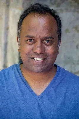 Jessen Aroonachellum interpretando a Corporate Officer