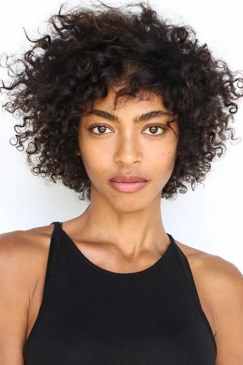 Jessi M'Bengue interpretando a Malika