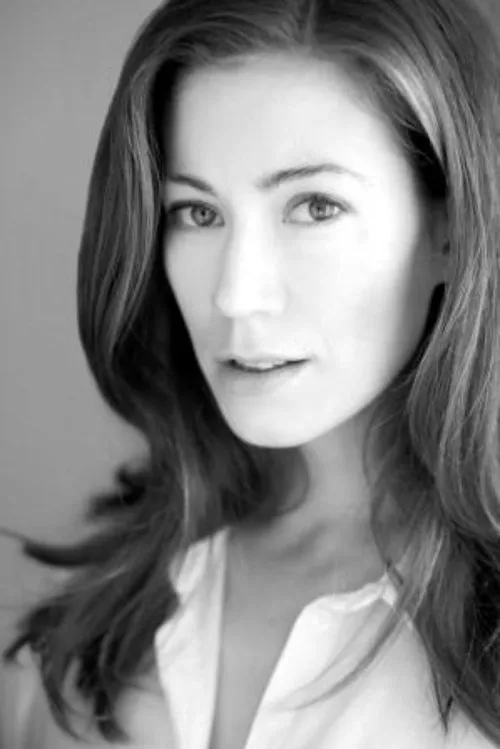 Jessica Brooks interpretando a Lina Lardi