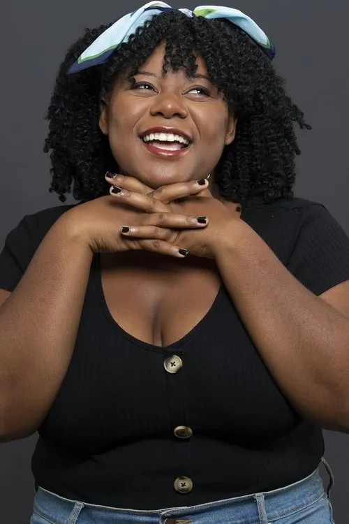 Jessica Clemons interpretando a Katie