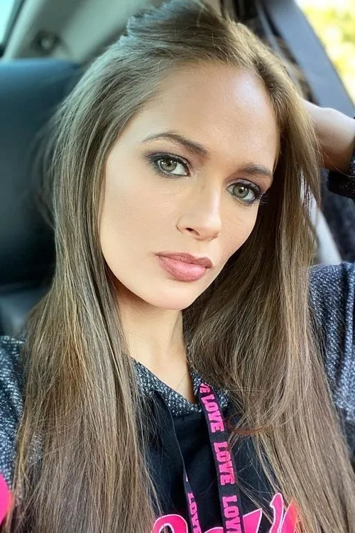 Emily Rutherfurd ha trabajado con Jessica Dykstra en 1 ocasiones