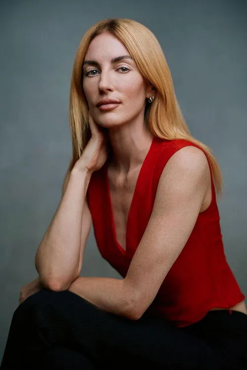 Jessica Huras interpretando a Nikki Evans