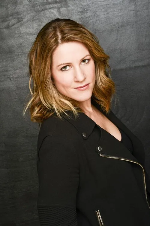 Jessie Behan interpretando a Server