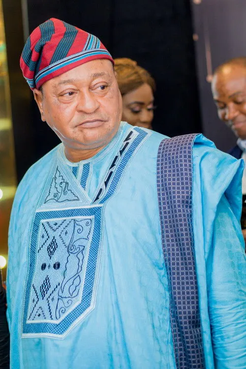 Jide Kosoko interpretando a 