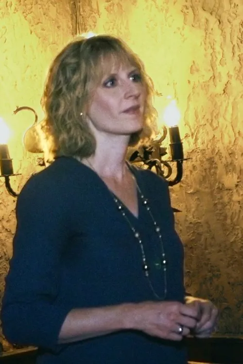 Jill Witecki interpretando a Theatre Caretaker