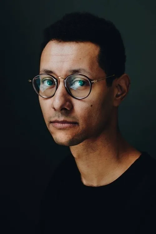 Jim Ashilevi interpretando a