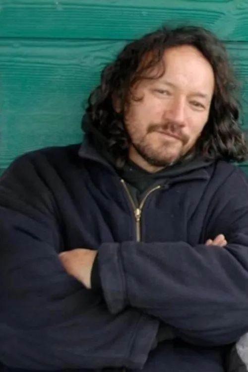 Jim Moriarty interpretando a Oscar