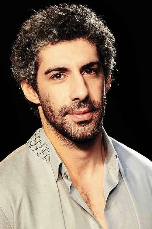 Jim Sarbh interpretando a Deepesh