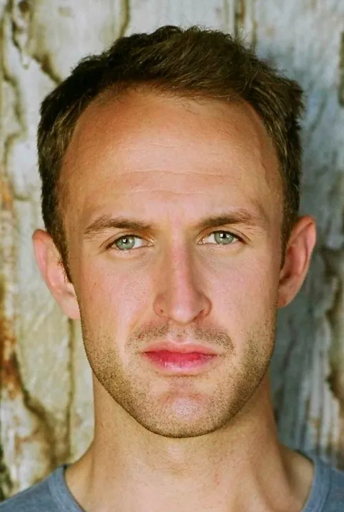 Jim Senti interpretando a Chuck