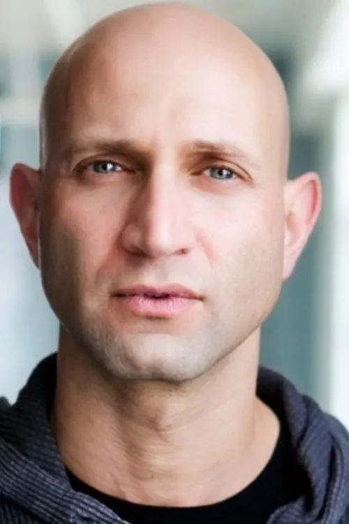 Jimmy Chimarios interpretando a Louis