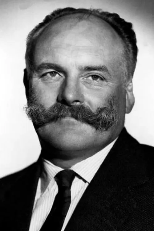 Jimmy Edwards interpretando a Policeman