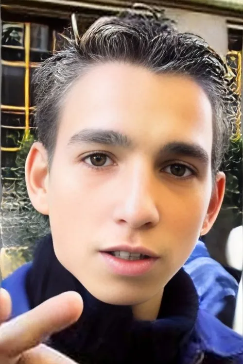 Jimmy Tavares interpretando a Étienne