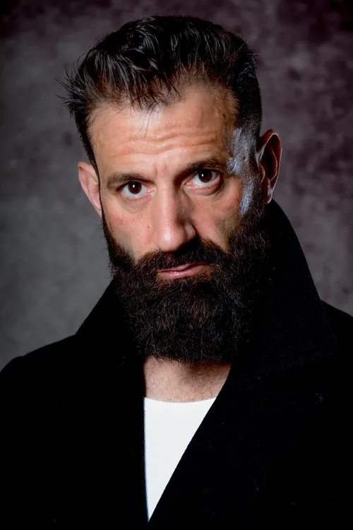 Jimmy 'The Bee' Bennett interpretando a Dragon