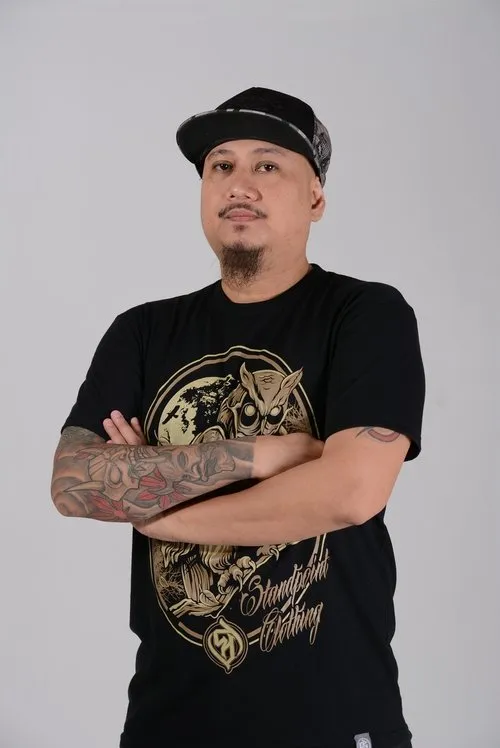 Jing Diaz interpretando a Landlord