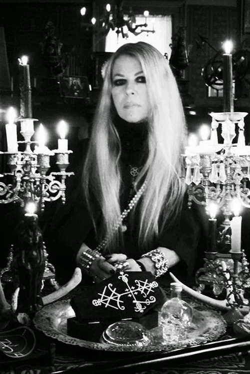 Jinx Dawson interpretando a Vira