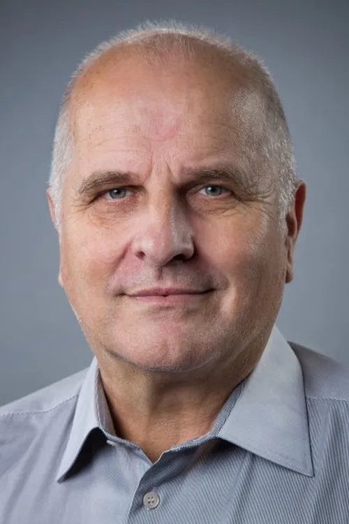 Jiří Šesták interpretando a Karel