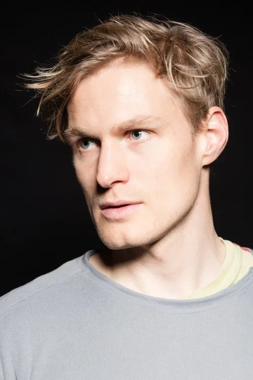 Jirka Zett interpretando a Young Man