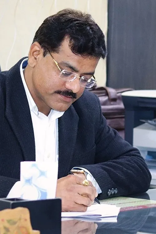 Rajendra Raghuvanshi ha trabajado con Jitendra Raghuwanshi en 1 ocasiones