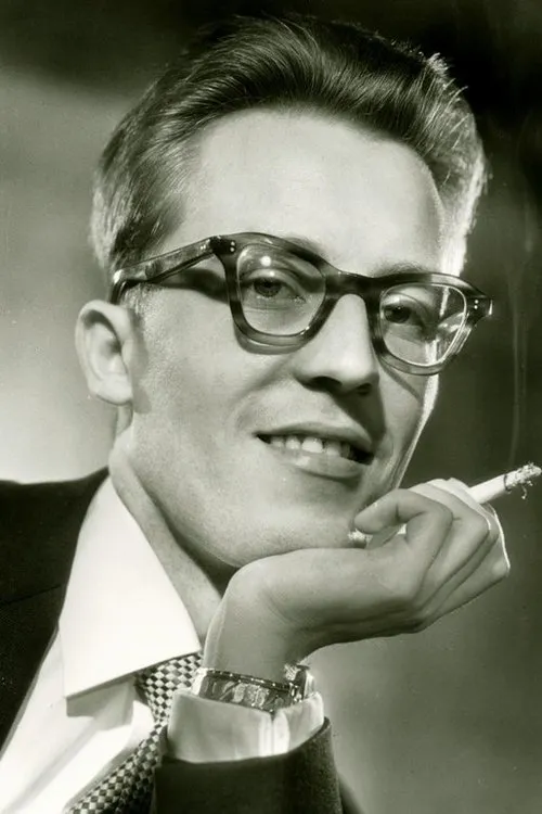 Jo Herbst interpretando a Rudi