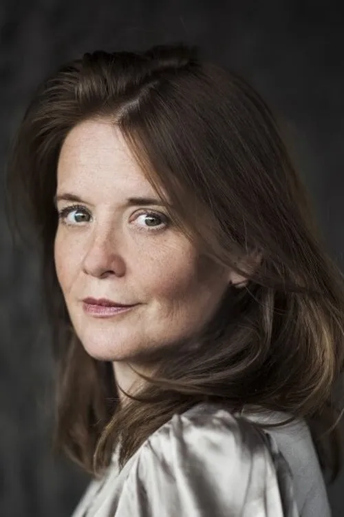 Jo McInnes interpretando a Waitress