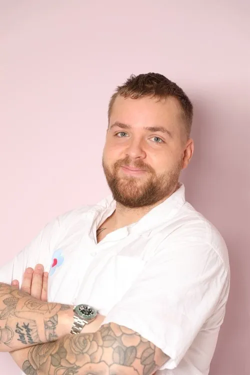 Joakim Ingversen interpretando a Tonny