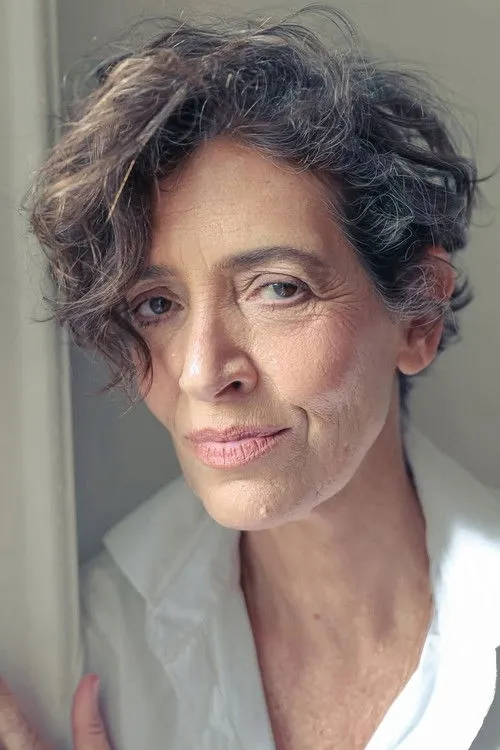 Joana Medeiros interpretando a Mother