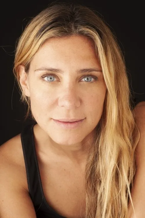 Joana Solnado interpretando a Celine