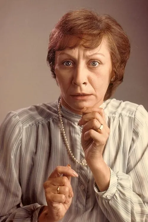 Joann Havrilla interpretando a Miss McClatchey