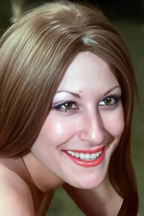 Joanna Bell interpretando a Sylvia