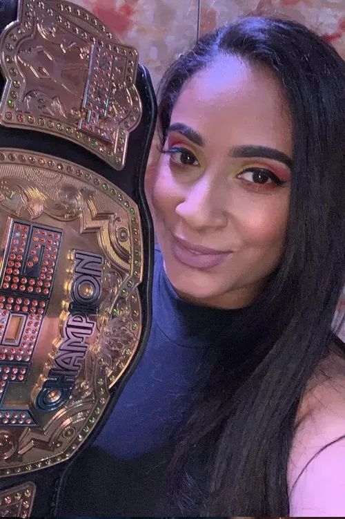 Joanna Marie interpretando a Sonya Strong