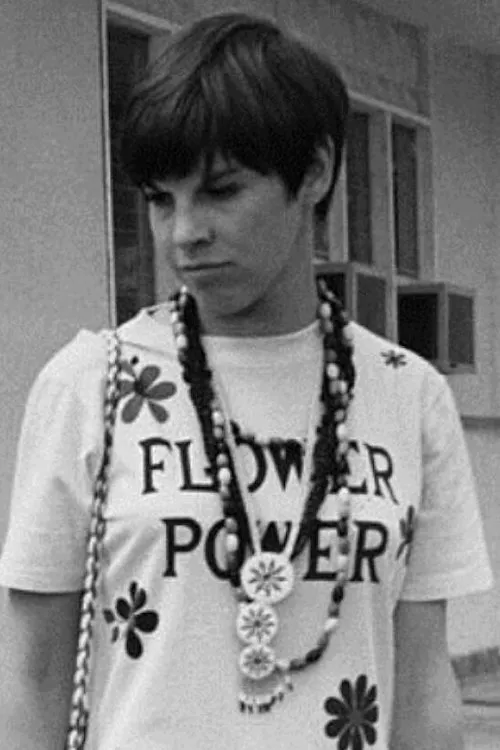 Joanne Dalsass interpretando a Penny