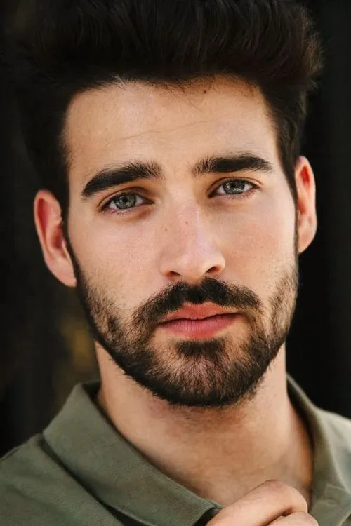 João Gadelha interpretando a Júlio