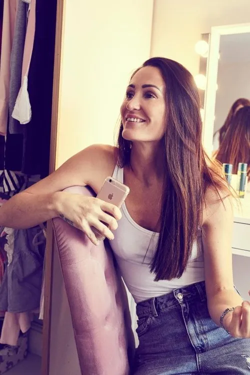 Jodi Anderson — personaje: Herself