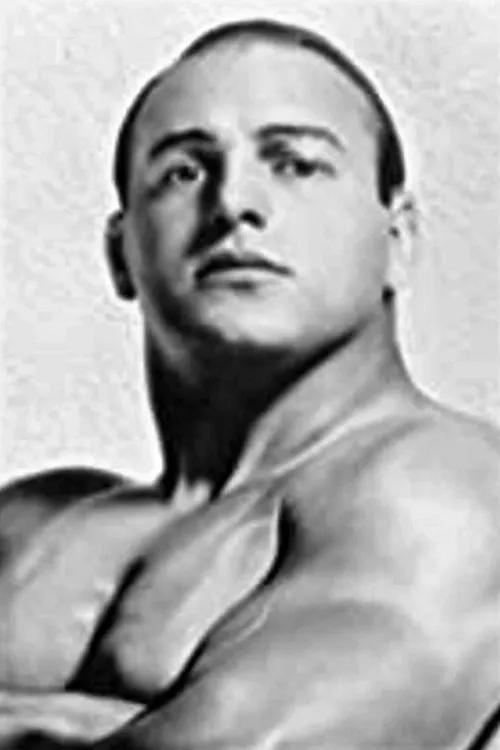 Joe Bonomo interpretando a Henchman Joe