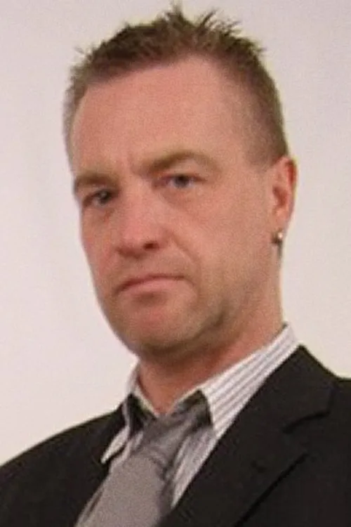 Joe Care interpretando a