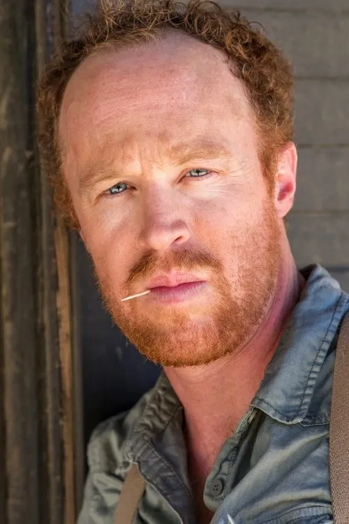 Joe Coffey interpretando a Joe Wayne