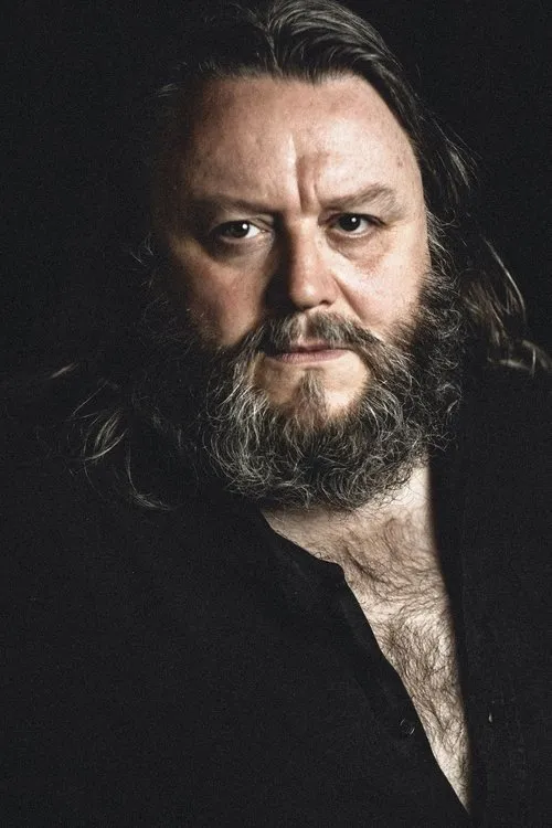 Joe Cushley interpretando a Ray