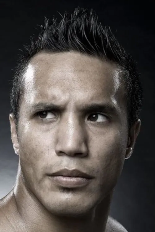 Joe Duarte interpretando a Self