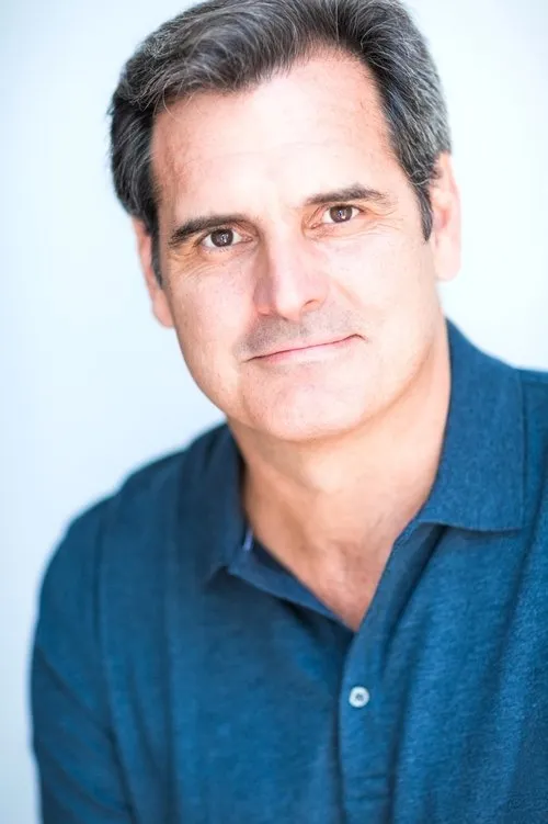 Joe Gately interpretando a Johnny