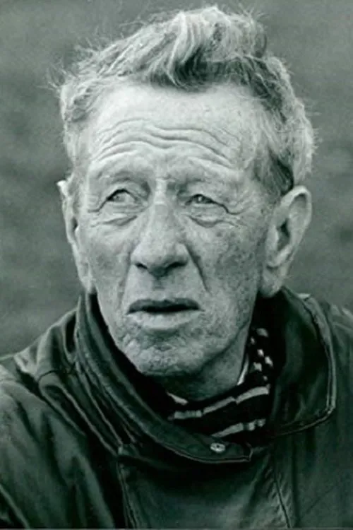 Joe Gladwin interpretando a Patrick Hall