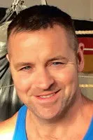 Joe Hardy interpretando a