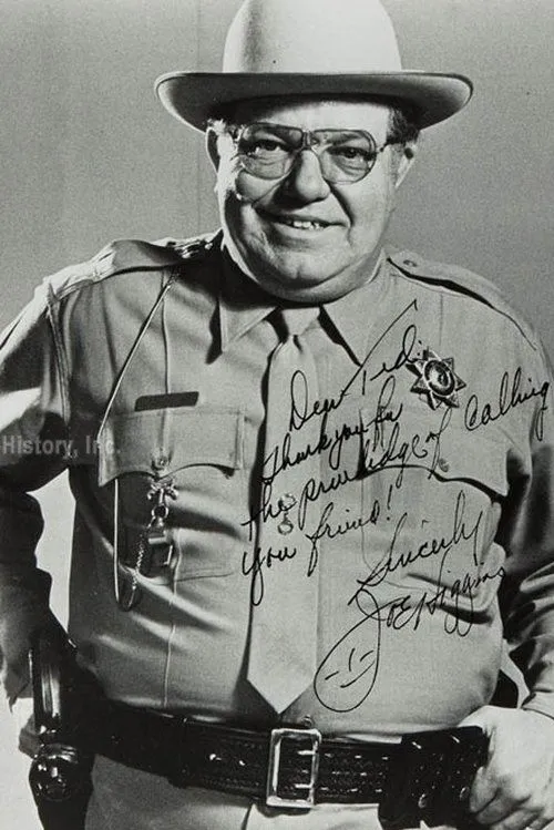 Joe Higgins interpretando a Sheriff Dodd